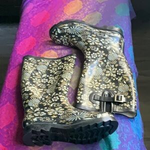 NWOT Black & Yellow Paisley Patterned Rain Boots